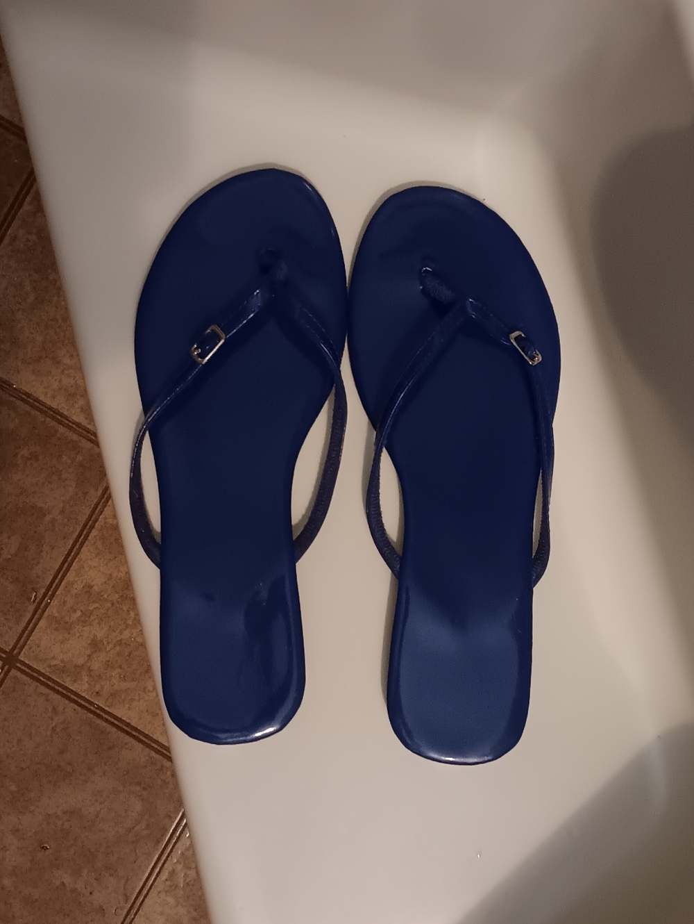 LADIES THONG SANDALS. SIZE 10.